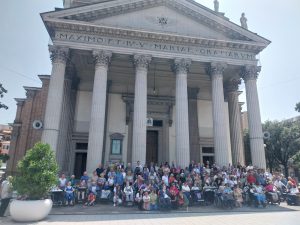 I partecipanti al Giubileo del Piccolo Rifugio, davanti al Duomo di San Donà