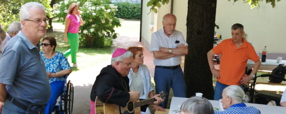 Il vescovo di Treviso mons.Michele Tomasi suona la chitarra