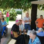 Il vescovo di Treviso mons.Michele Tomasi suona la chitarra