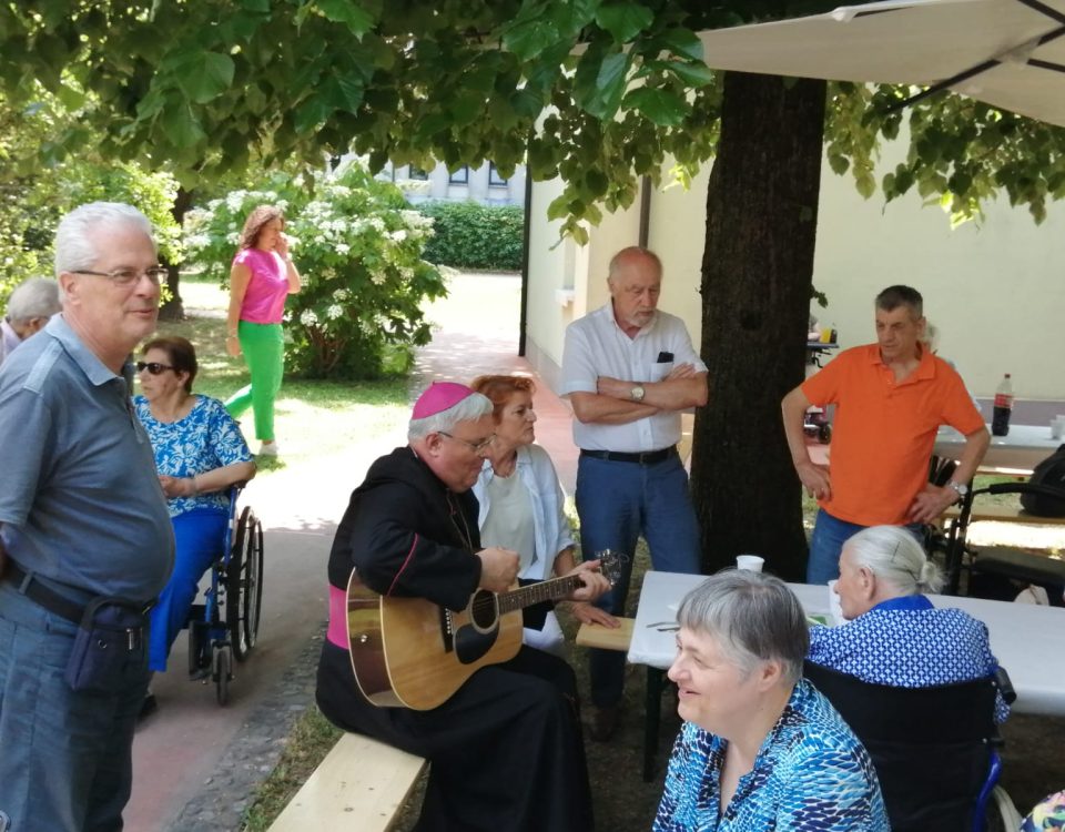 Il vescovo di Treviso mons.Michele Tomasi suona la chitarra