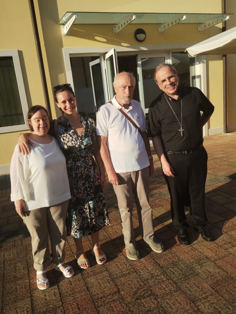 Il vescovo Pompili al Piccolo Rifugio di Verona con il presidente della Fondazione Luigi Casagrande