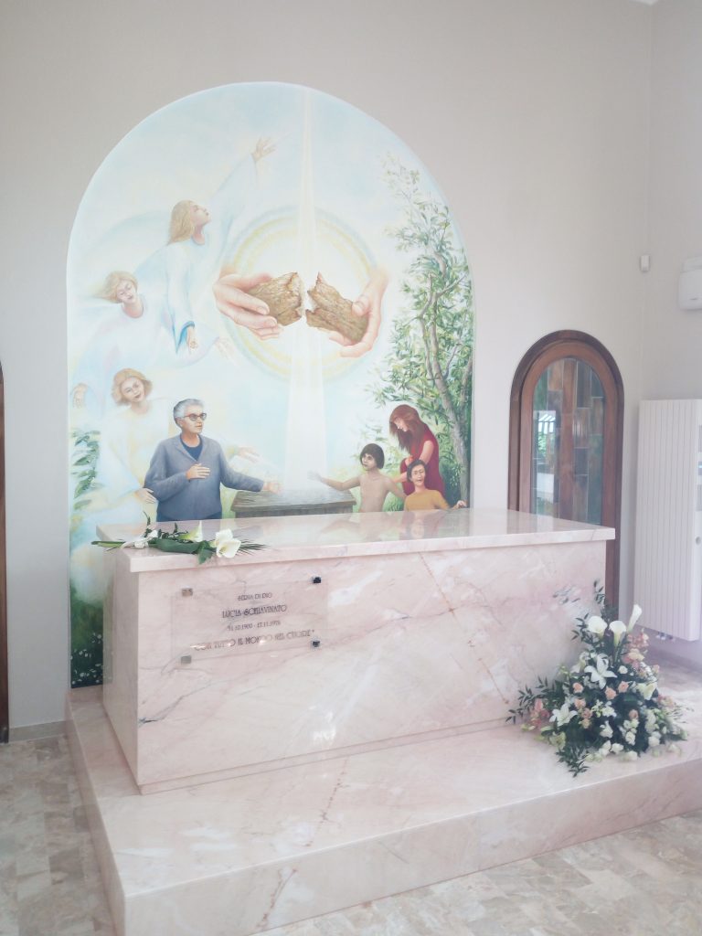 La tomba di Lucia Schiavinato al Piccolo Rifugio di San Donà e l'affresco di Giovanni Cesca